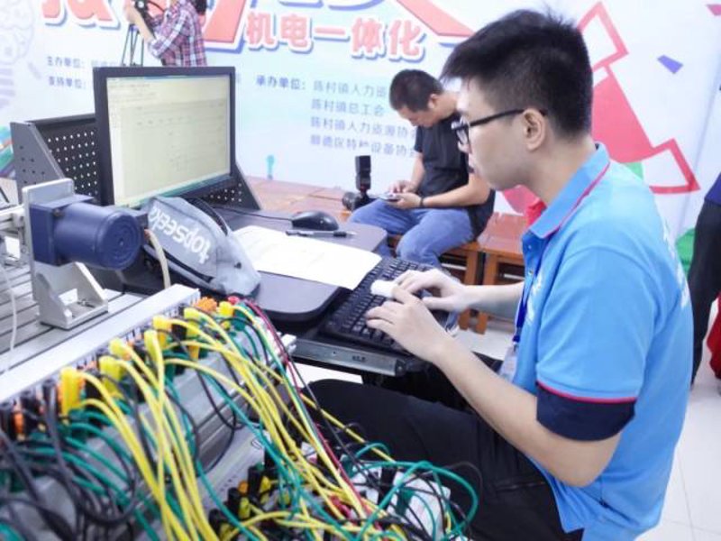 现代装备技工学校招生:为未来工匠培育明日之星